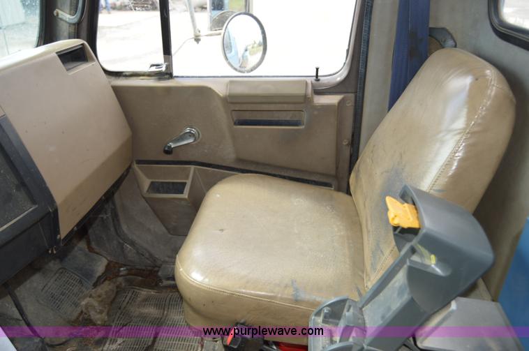 image for item AY9482 1990 International 4700 propane truck