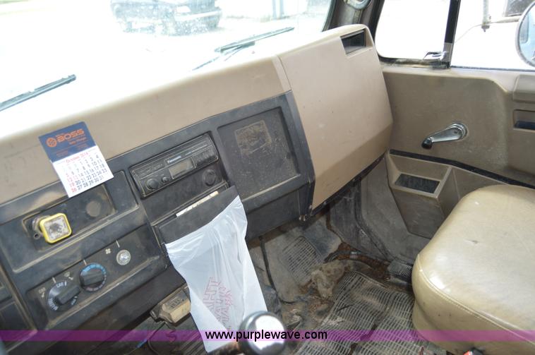 image for item AY9482 1990 International 4700 propane truck