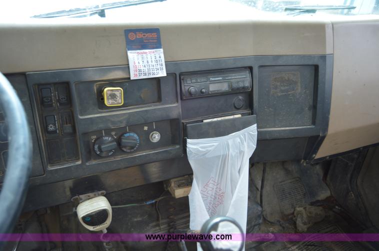 image for item AY9482 1990 International 4700 propane truck