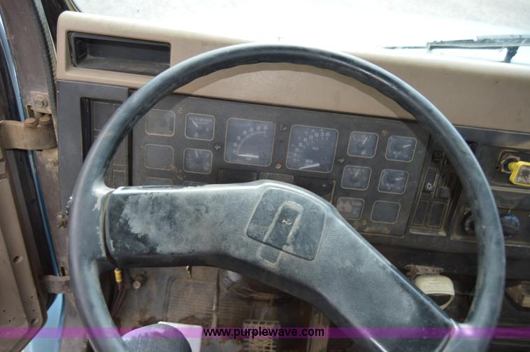 image for item AY9482 1990 International 4700 propane truck