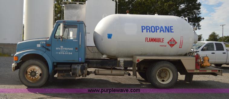 image for item AY9484 1990 International 4900 propane truck