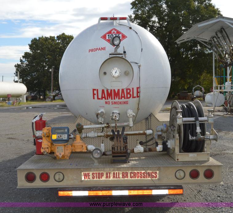 image for item AY9484 1990 International 4900 propane truck