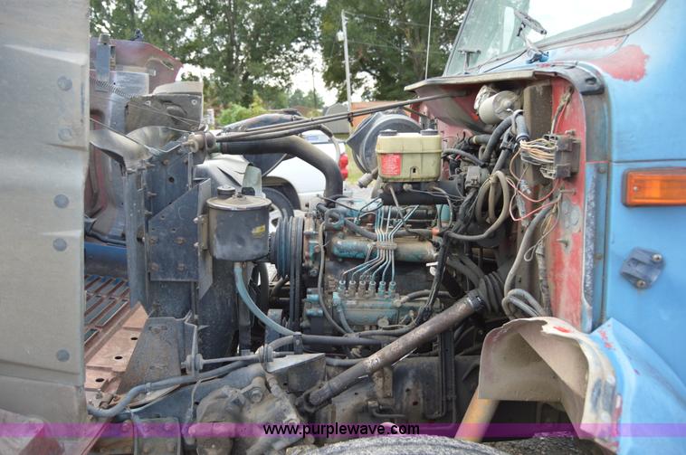 image for item AY9484 1990 International 4900 propane truck