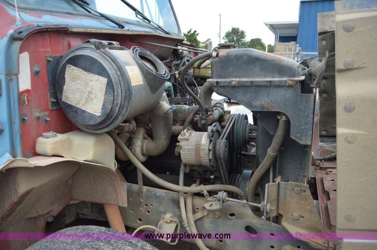 image for item AY9484 1990 International 4900 propane truck