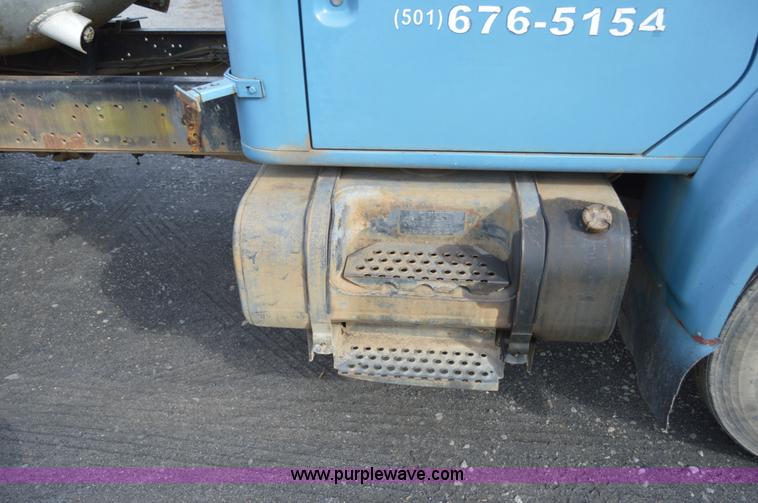 image for item AY9484 1990 International 4900 propane truck