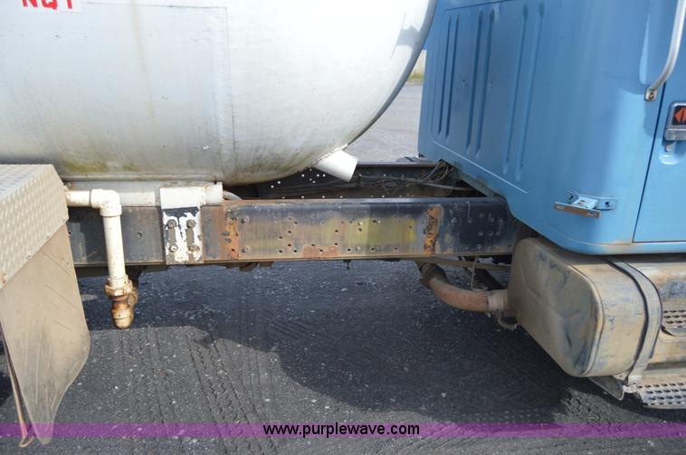 image for item AY9484 1990 International 4900 propane truck