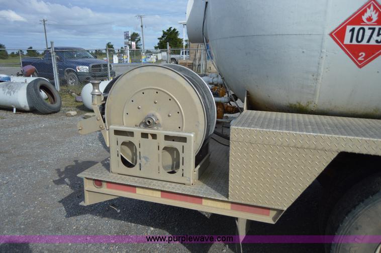 image for item AY9484 1990 International 4900 propane truck