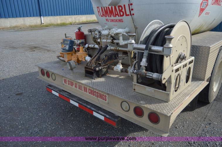 image for item AY9484 1990 International 4900 propane truck