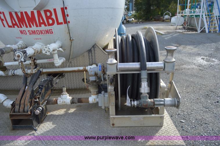 image for item AY9484 1990 International 4900 propane truck