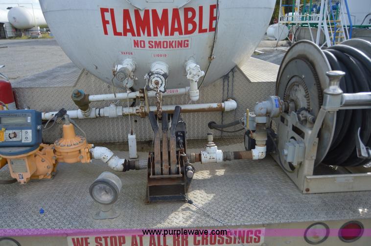 image for item AY9484 1990 International 4900 propane truck