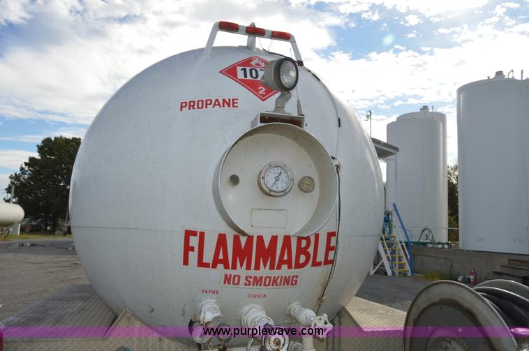 image for item AY9484 1990 International 4900 propane truck