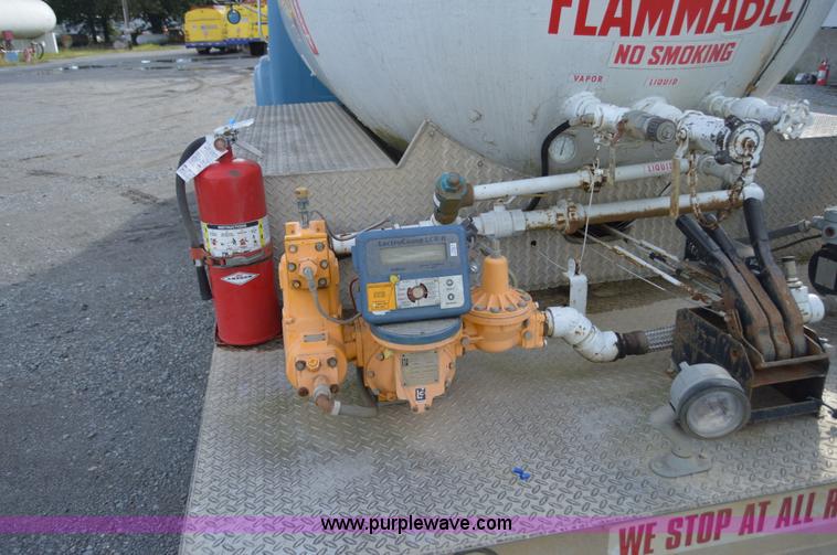 image for item AY9484 1990 International 4900 propane truck