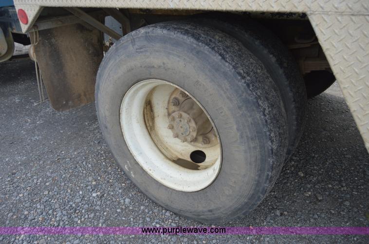 image for item AY9484 1990 International 4900 propane truck