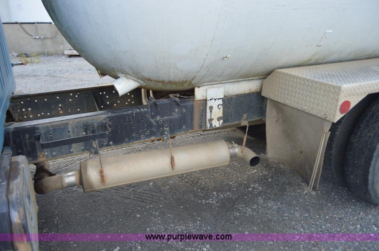 image for item AY9484 1990 International 4900 propane truck