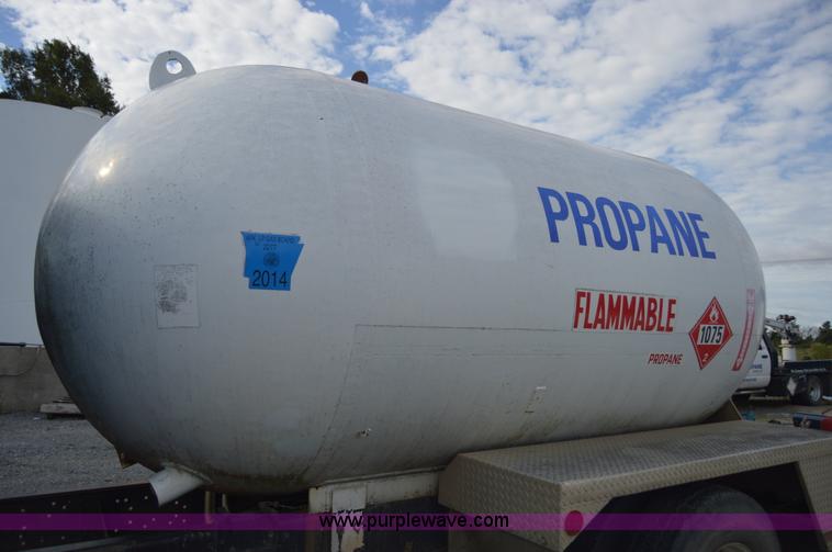 image for item AY9484 1990 International 4900 propane truck