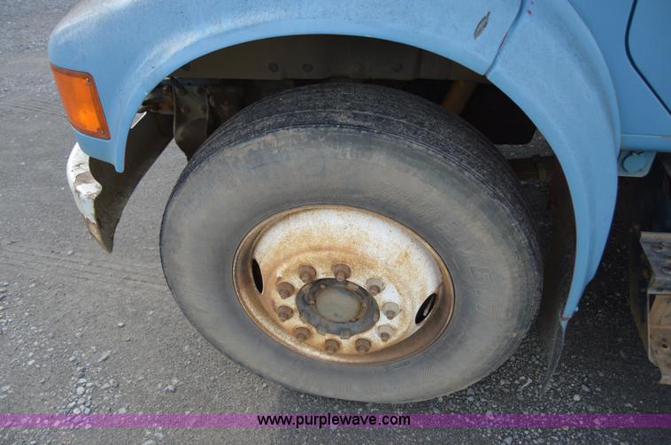 image for item AY9484 1990 International 4900 propane truck