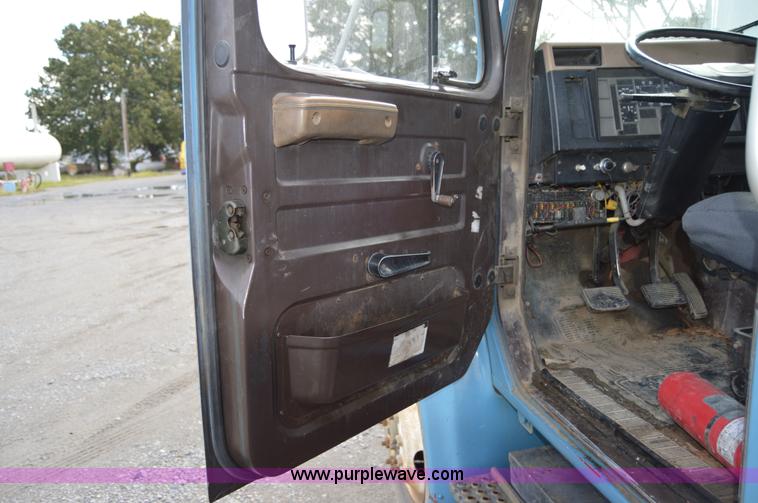 image for item AY9484 1990 International 4900 propane truck