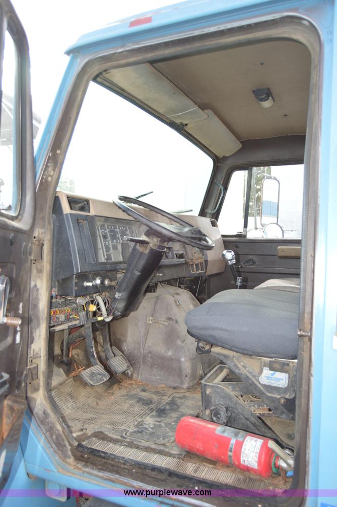 image for item AY9484 1990 International 4900 propane truck