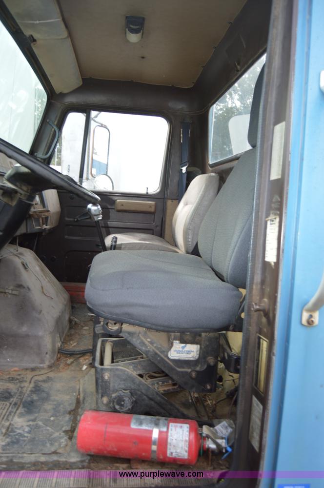 image for item AY9484 1990 International 4900 propane truck