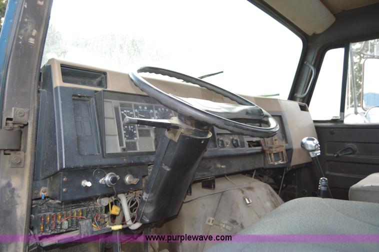 image for item AY9484 1990 International 4900 propane truck