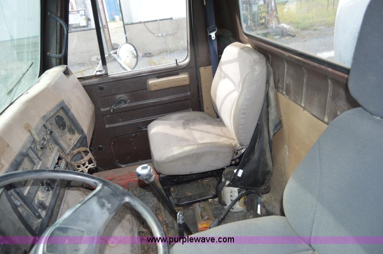 image for item AY9484 1990 International 4900 propane truck