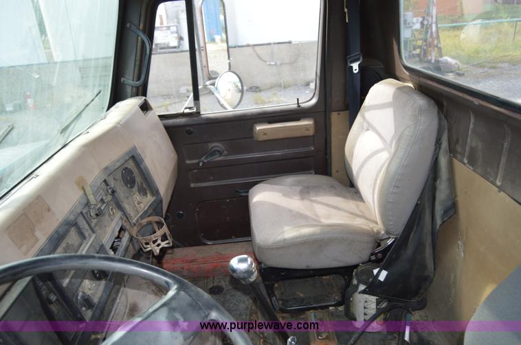 image for item AY9484 1990 International 4900 propane truck