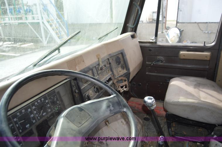 image for item AY9484 1990 International 4900 propane truck