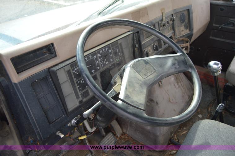 image for item AY9484 1990 International 4900 propane truck