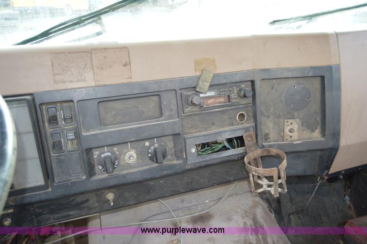 image for item AY9484 1990 International 4900 propane truck