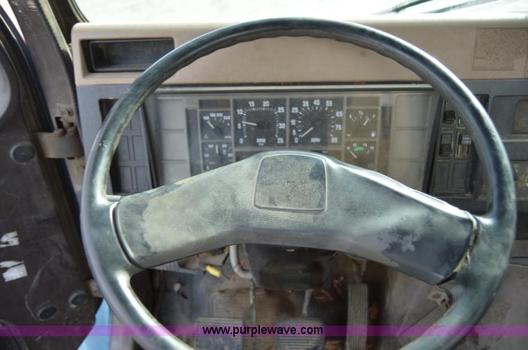 image for item AY9484 1990 International 4900 propane truck