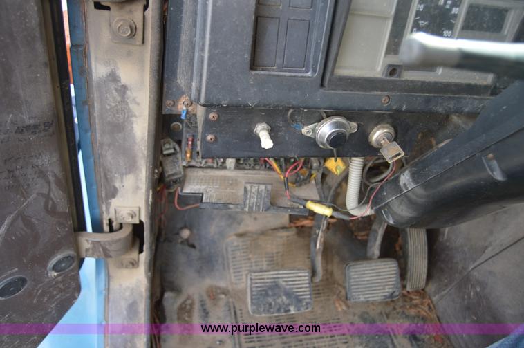 image for item AY9484 1990 International 4900 propane truck