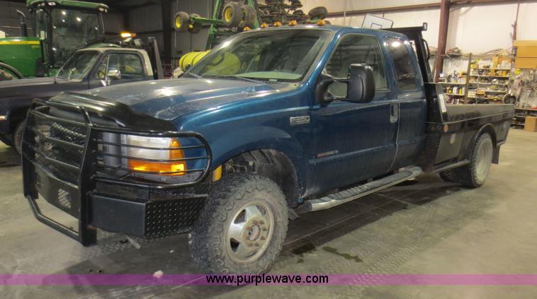image for item D2176 2000 Ford F350 Super Duty XLT flatbed truck