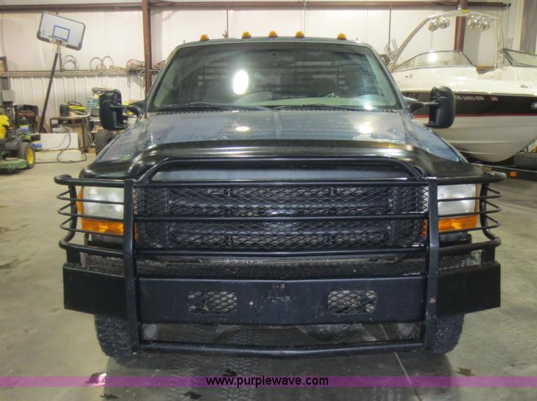 image for item D2176 2000 Ford F350 Super Duty XLT flatbed truck