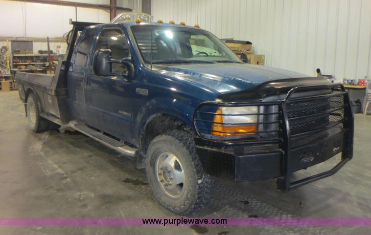image for item D2176 2000 Ford F350 Super Duty XLT flatbed truck
