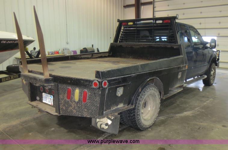 image for item D2176 2000 Ford F350 Super Duty XLT flatbed truck