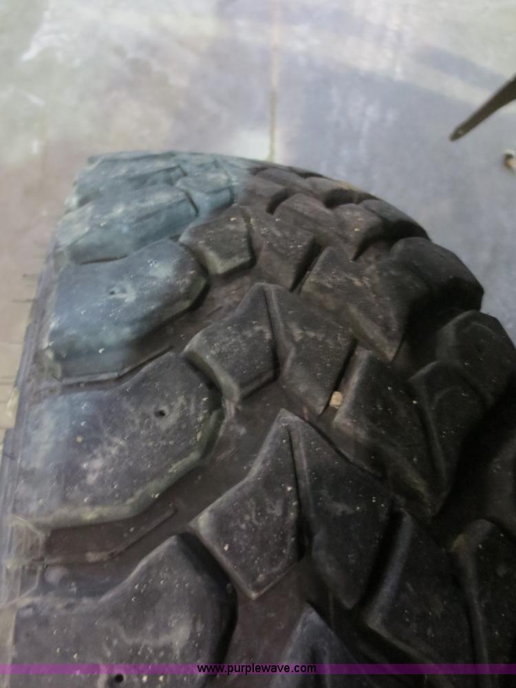 image for item D2176 2000 Ford F350 Super Duty XLT flatbed truck