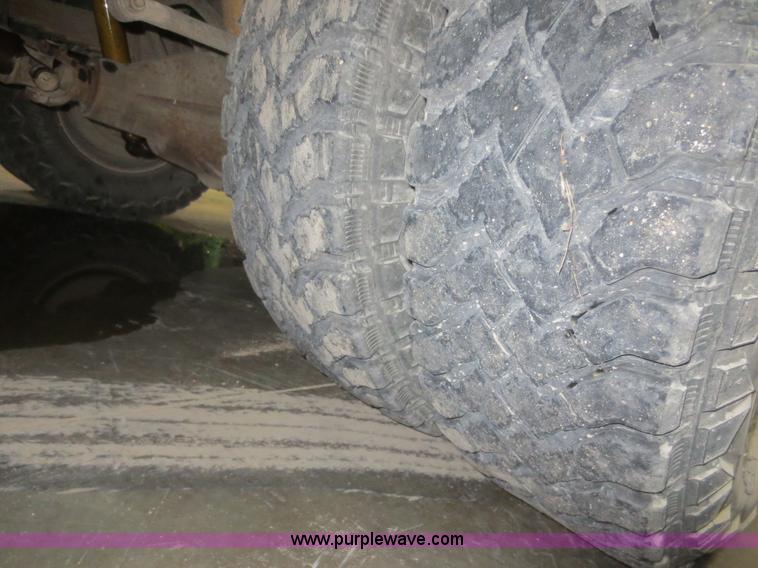 image for item D2176 2000 Ford F350 Super Duty XLT flatbed truck