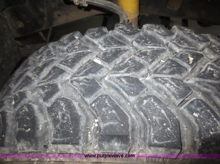 image for item D2176 2000 Ford F350 Super Duty XLT flatbed truck