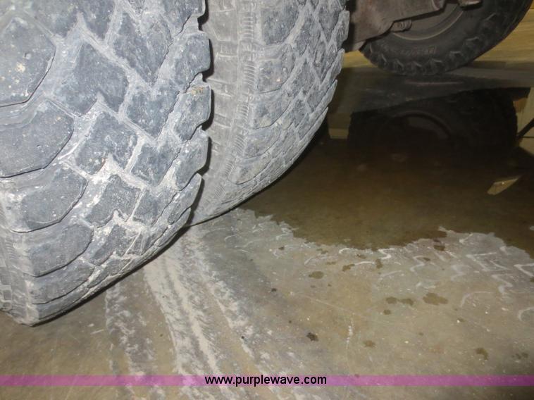 image for item D2176 2000 Ford F350 Super Duty XLT flatbed truck