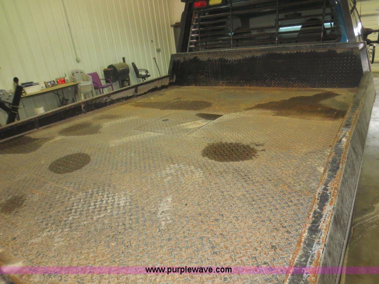 image for item D2176 2000 Ford F350 Super Duty XLT flatbed truck