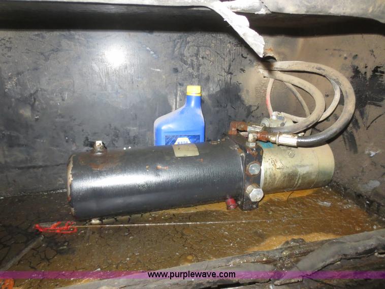 image for item D2176 2000 Ford F350 Super Duty XLT flatbed truck