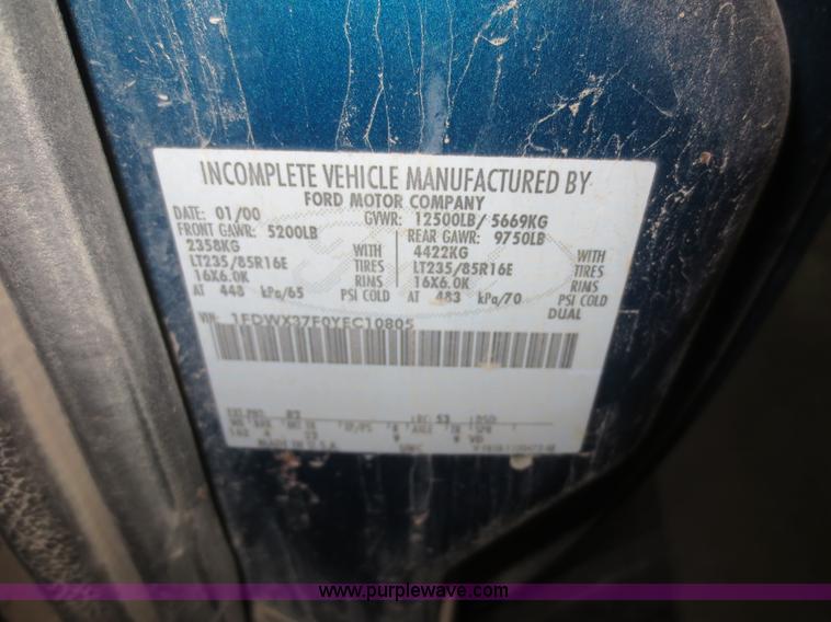 image for item D2176 2000 Ford F350 Super Duty XLT flatbed truck