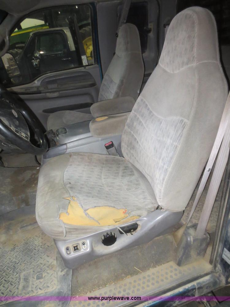 image for item D2176 2000 Ford F350 Super Duty XLT flatbed truck