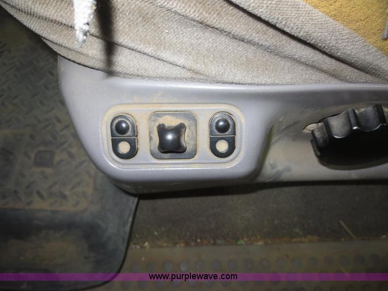 image for item D2176 2000 Ford F350 Super Duty XLT flatbed truck