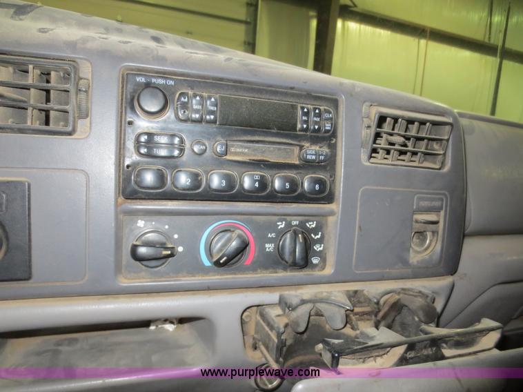 image for item D2176 2000 Ford F350 Super Duty XLT flatbed truck