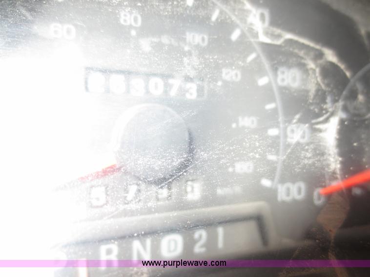 image for item D2176 2000 Ford F350 Super Duty XLT flatbed truck