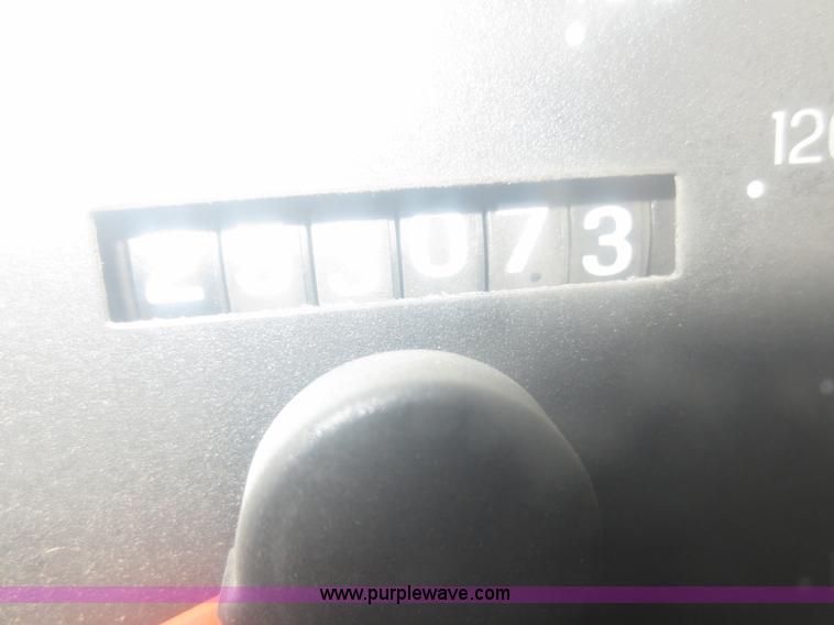 image for item D2176 2000 Ford F350 Super Duty XLT flatbed truck