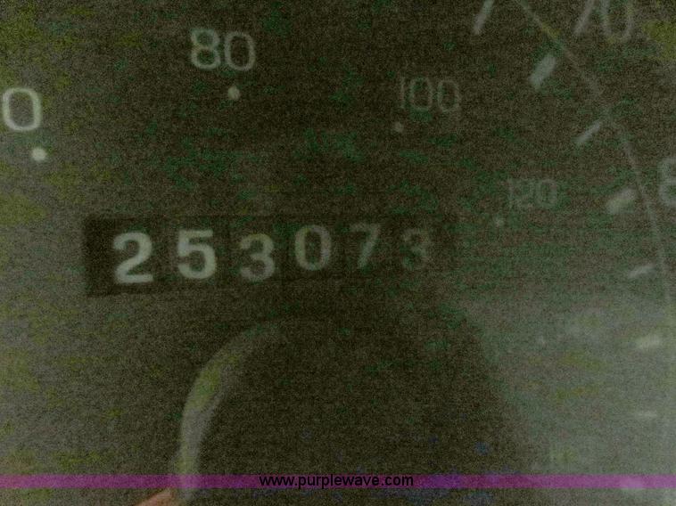 image for item D2176 2000 Ford F350 Super Duty XLT flatbed truck