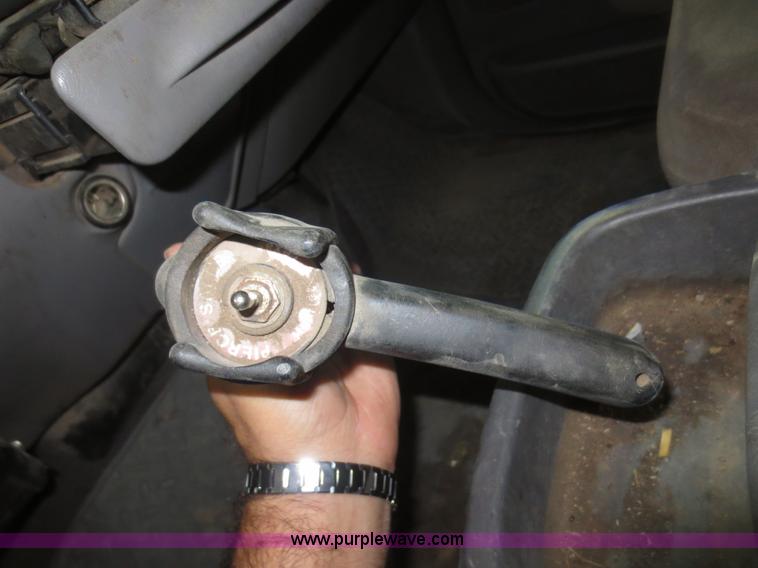 image for item D2176 2000 Ford F350 Super Duty XLT flatbed truck