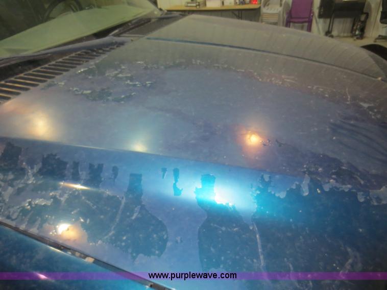 image for item D2176 2000 Ford F350 Super Duty XLT flatbed truck